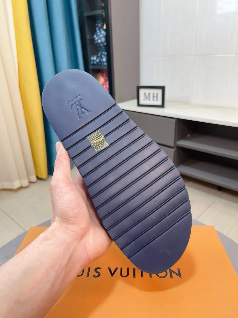 Men's shoes 💰360🌹🌹 (lv-Louis Vuitton) new men's sandals, high-end boutique, exquisite embossed logo decoration on the upper, fine workmanship, super soft soles, casual, loose and comfortable, a must-have in summer! \nsize：38-44